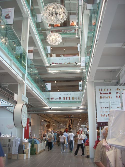 入口付近の吹き抜けの様子