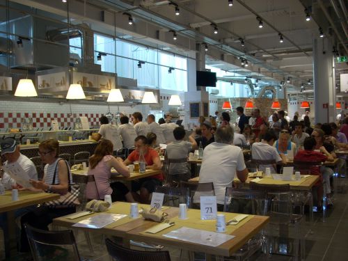 昼食で賑わう、パスタのレストラン