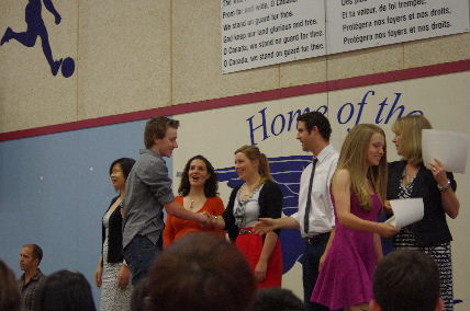 一人ずつ卒業証書をもらいます