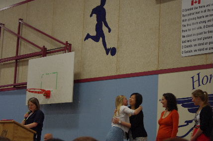 先生にハグする生徒も！