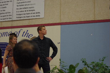 卒業証書をもらって、ポーズを取っている男の子も！