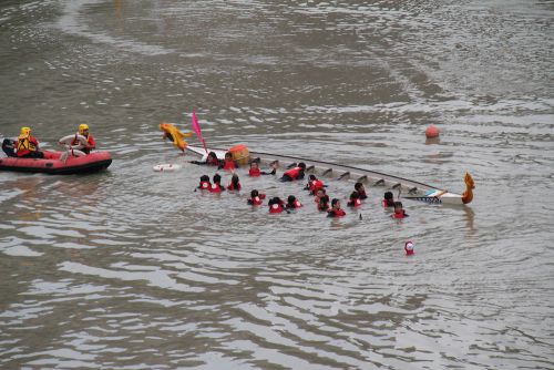 橋の上から偶然撮影した転覆の様子