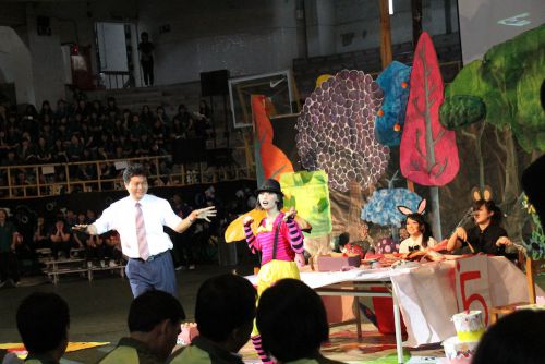 先生（左のネクタイとワイシャツの方）もノリノリでお芝居に参加しています