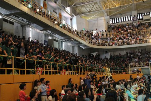 2階席にいる卒業生たちも一緒にダンス！