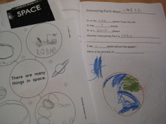 息子が幼稚園の授業中に作った「A Solar System Coloring and Fact Book（太陽系　色と内容」という冊子。そのほか本を読んで概要をプリントに書き写したり、太陽や惑星の役になって劇もしたそうです