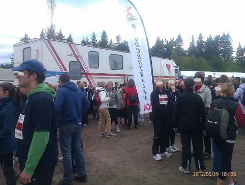 会場には献血バスも出張し、献血に関する情報提供や献血者登録（スウェーデンでは初回献血前に必要）ができるようになっているようです。ランニング前後に献血することは不適なので、通常の献血バスとは異なり、ここでは献血は受け付けていないようです。