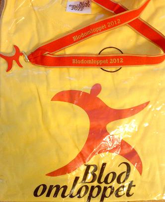 blodomloppetに参加するともらえるオリジナルTシャツと記念メダル。blodomloppetに参加した献血者には、この他にも特別なプレゼントが用意されているようです。献血者向けのテントもあり、そこで献血者同士の交流も行われるようです。