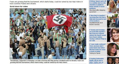 Mail Onlineより;ヒットラー万歳を連呼する反ユダヤ主義(ネオナチ)の群集