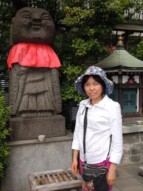 「銀座出世地蔵尊」の前で(銀座三越9階銀座テラス) (地蔵尊の詳しくはhttp://www.tesshow.jp/chuo/shrine_ginza_shusse.html)