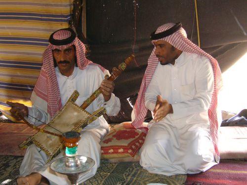 ワディラム砂漠のキャンプ　楽器を演奏するおじさんたち