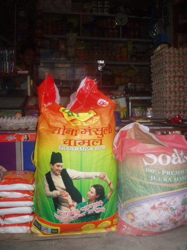 楽しそうに見詰め合って踊っています