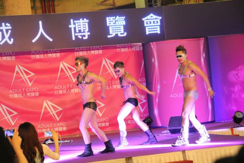 女性に人気があった男性ダンサーのショー