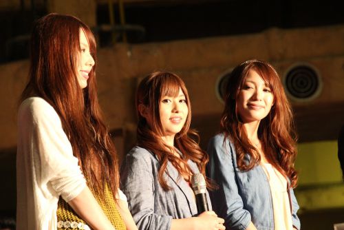 （左から）波多野結衣、成瀬心実、藤北彩香