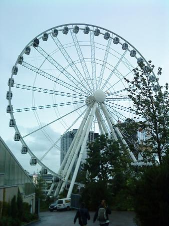 ギネス記録樹立の観覧車、6人乗りのゴンドラが42機あります。昨年オペラ座前に新設された観覧車が今年リーセベリに移動したものです。