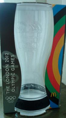 サービスでいただいたグラス、コップ底のリングはオリンピック旗に合わせられており、色が週変わりで提供されるそうです