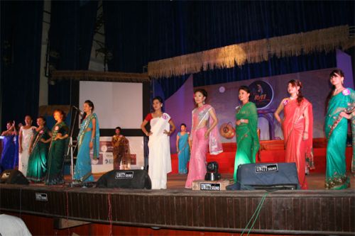 自慢のサリーを身に纏い。