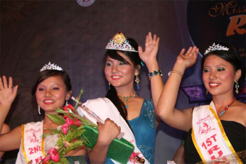 中央がユマさん。黒髪でスレンダーな美人さんです。