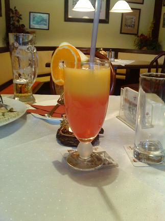 グレナディンの赤が夕日のように映えるノンアルコールカクテル。ベルリンのレストランでいただきました