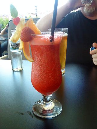 イチゴベースの鮮やかなノンアルコールカクテル、グダンスクの運河沿いのレストラン、運河を眺めながらこんな素晴らしいドリンクをいただくのも風情があります