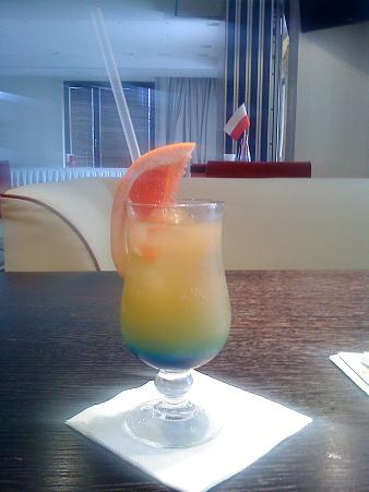 グレープフルーツに青いシロップを加えるとこんなに綺麗、上の画像と同じ店でいただいたものです