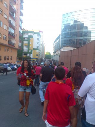 チケットを求め並ぶ長蛇の列