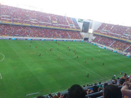 ほとんど赤で埋め尽くされている観客席