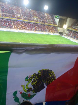 家族でメキシカンフラッグを持ってかけつけました。