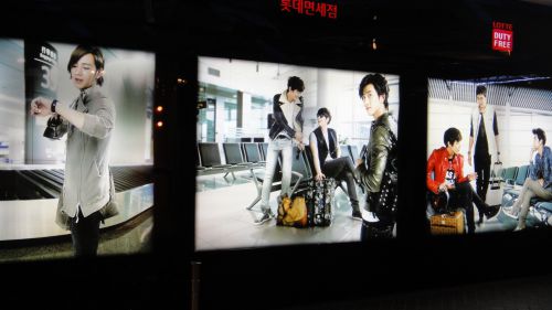 通路にはスターたちのパネルがどんどん変化していきます