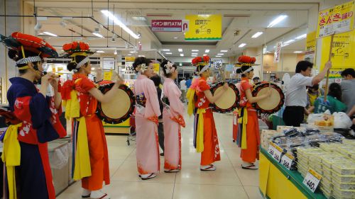 店内を練り歩く一団に胸がさわぎます