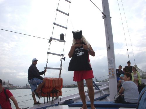 女装した乗組員が船上でお土産のＴシャツを宣伝する様子