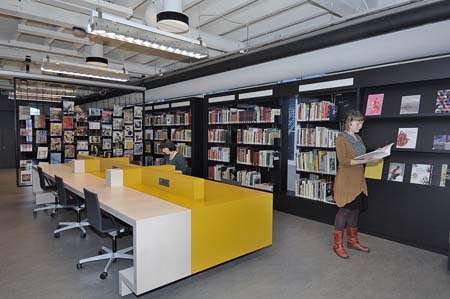 静かに本が読める・・・図書館もすいていて利用価値大?