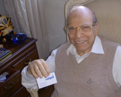 十勝毎日新聞社の名刺を持って写真撮影に応じてくれたヘルミ・ナスル氏