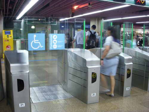 車椅子やベビーカー、自転車専用の改札口（サンパウロの地下鉄トリアノン-マスピ駅）