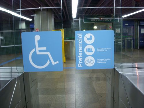 車椅子やベビーカー、自転車専用と表示された改札口の扉