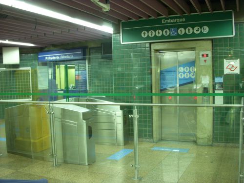 プラットホームに直接つながるエレベーターに乗れる、車椅子やベビーカー、自転車専用の特別の改札口