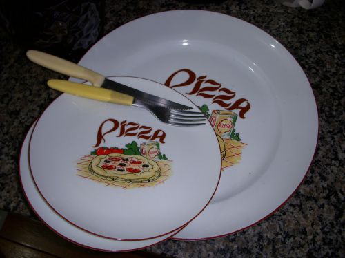 ナイフとフォーク、大皿、小皿はピザを家庭で食べる時の必需品