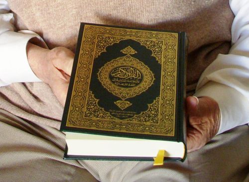 サウジアラビアが発行したナスル氏の翻訳したポルトガル語とアラビア語のコーランの対訳書