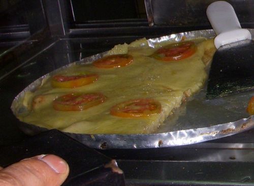 夕食前の時間になるとバールのカウンターに並ぶピザ。一切れずつ注文できる。