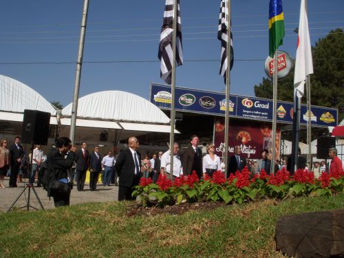 ２０１０年のサンパウロ州アチバイア市の「花とイチゴの祭り」の開会式で、日本とブラジルの国歌が流れ、各国旗が掲揚された様子