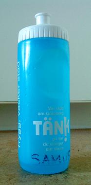 飲み物を入れるボトルもあります。Tシャツ同様、奉仕活動のロゴが入っています。その他ロゴの入った軍手をもらったこともあります