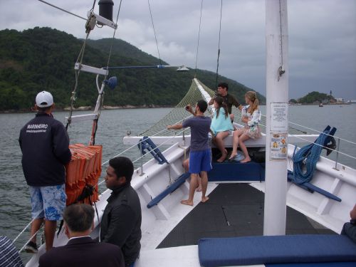 サントス湾を進む遊覧船パセイオ・デ・エスクーナ(Passeio de Escuna)