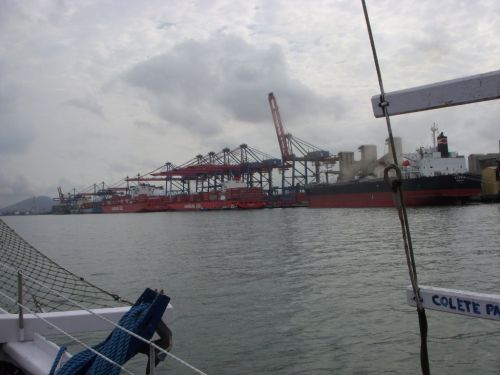 遊覧船から眺める大型貨物船が停泊するサントス港