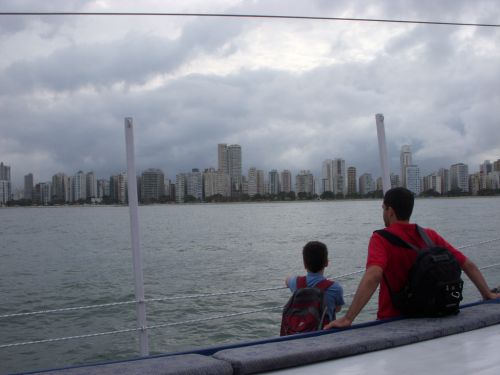 サントスの海岸に立ち並ぶビル（傾いたビルが真ん中左辺りに見られる）