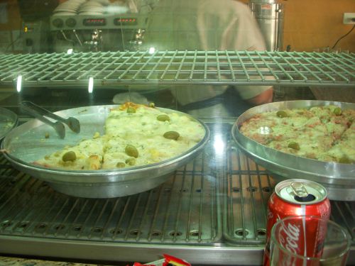 夕食前の時間になるとバールのカウンターに並ぶピザ。一切れずつ注文できる。