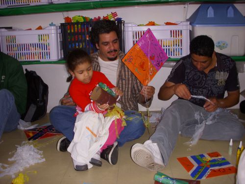サンパウロ市内の公立保育園で平日の金曜日の午前中に開かれた父の日イベントで、凧作りをする父子たち。