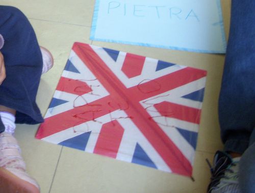 サンパウロ市内にある公立保育園の父の日のイベントで、「パパイ,エウ・チ・アモ（パパ、愛してる〔パパ、大好き〕)」とお父さんが書いた凧。