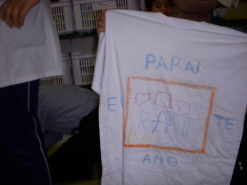 サンパウロ市内にある公立保育園の父の日のイベントで、「パパイ,エウ・チ・アモ（パパ、愛してる〔パパ、大好き〕)」と書かれたお父さんへのプレゼントのＴシャツ。