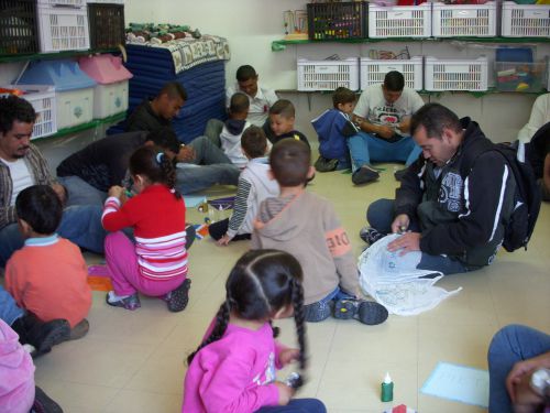 サンパウロ市内の公立保育園で平日の金曜日の午前中に開かれた父の日イベントで、凧作りをする父子たち。