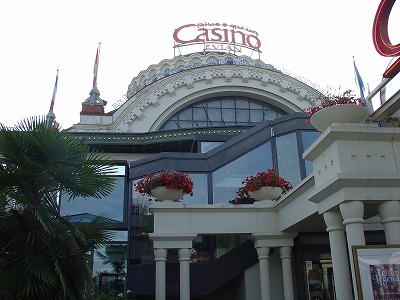 エビアンの町にあるカジノ。レストランやカフェもありました