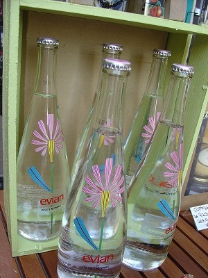 イッセイミヤケの＜特別バージョン＞エビアンも売られていました